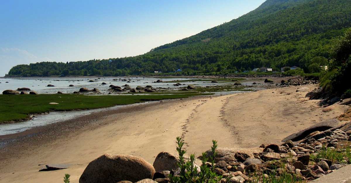 Marcher le long du fleuve à Petite-Rivière-Saint-François